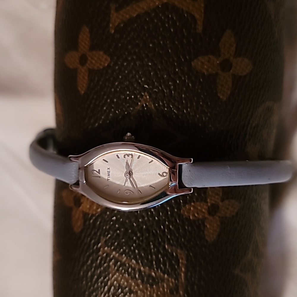 Timex Wrist Watch Wedgewood Blue Leather Band Silver Case‎ New Battery